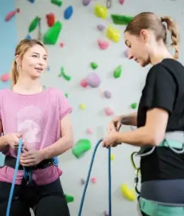 Kobieta przygotowująca linę do wspinaczki