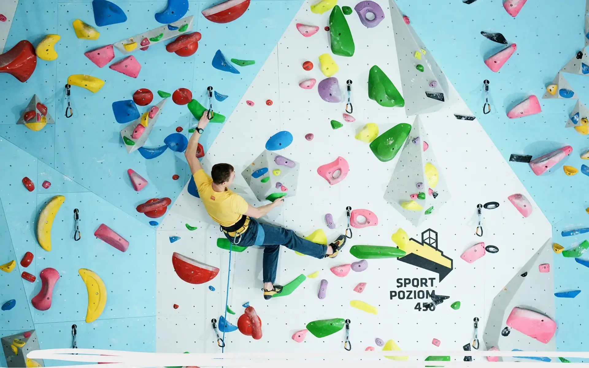 Mężczyzna wspinający się na ściankę