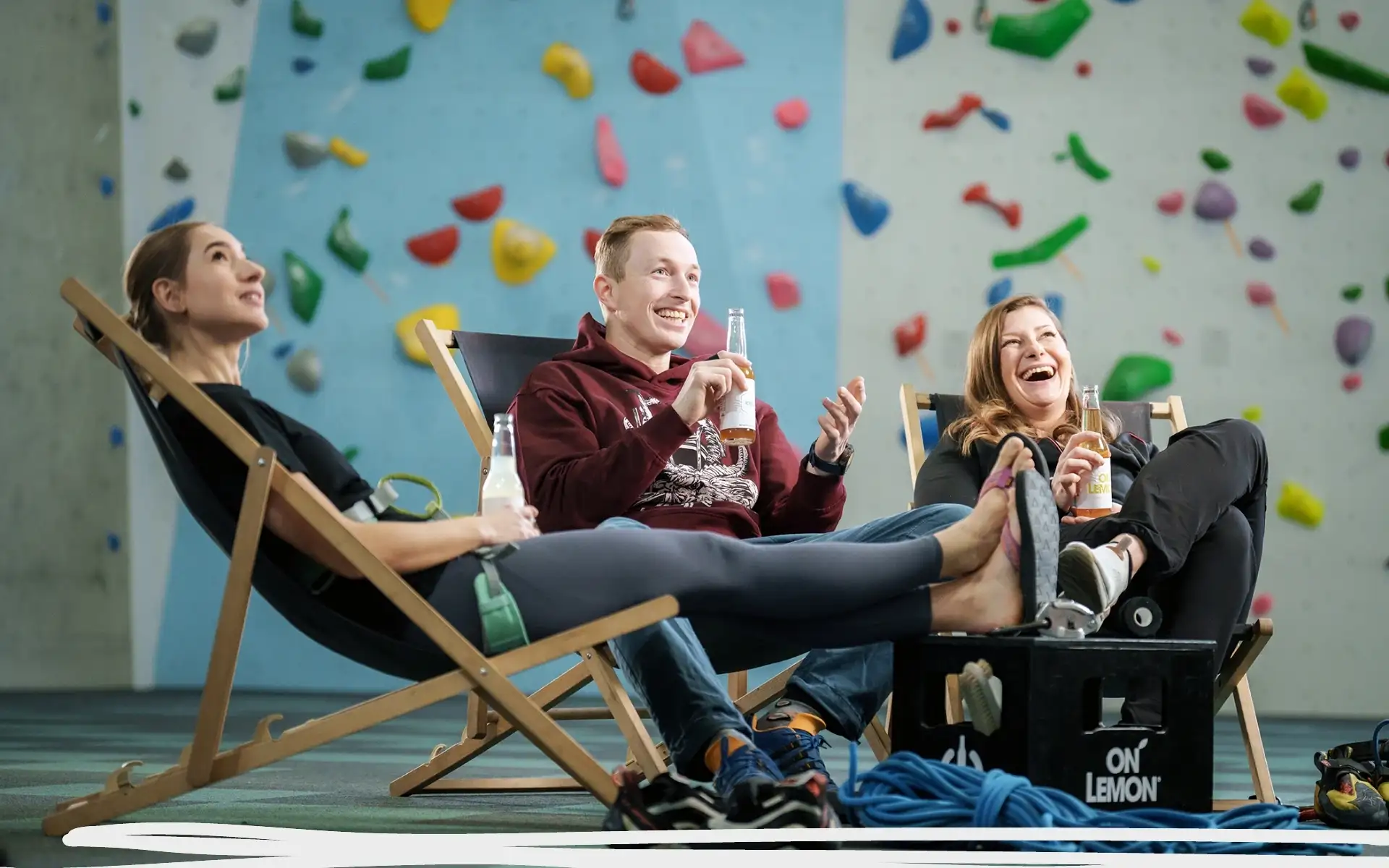 Ludzie dopingujący wspinającej się osobie