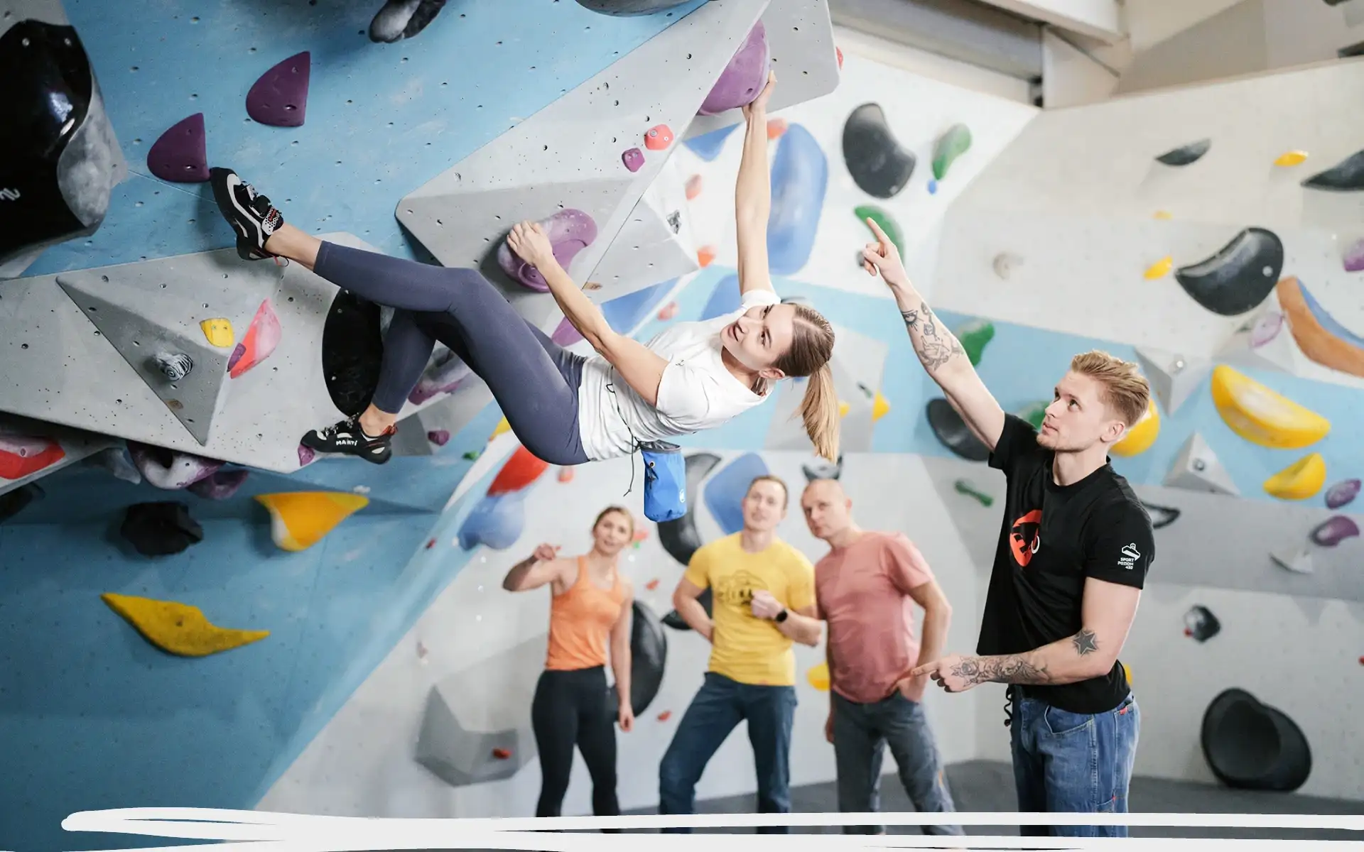 Kobieta ćwicząca bouldering